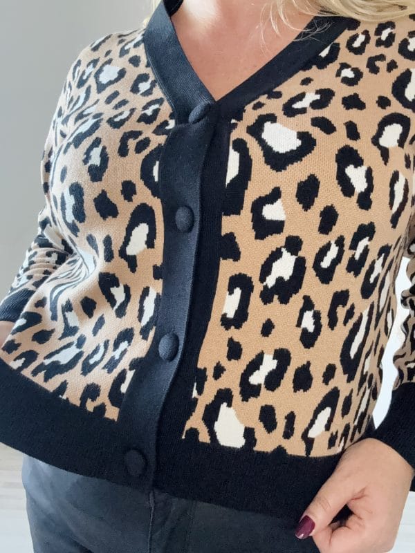 Gilet Léopard Camel avec Col V – Audacieux et Chic | Milanah