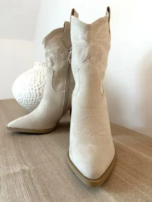 bottines-santiag- Bottines Santiag Effet Daim Beige – Style et Confort Milanah