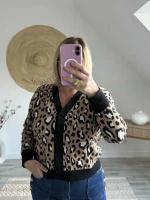 Gilet Léopard Camel avec Col V – Audacieux et Chic | Milanah