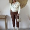 Le pantalon enduit qui donne du caractère à vos tenues