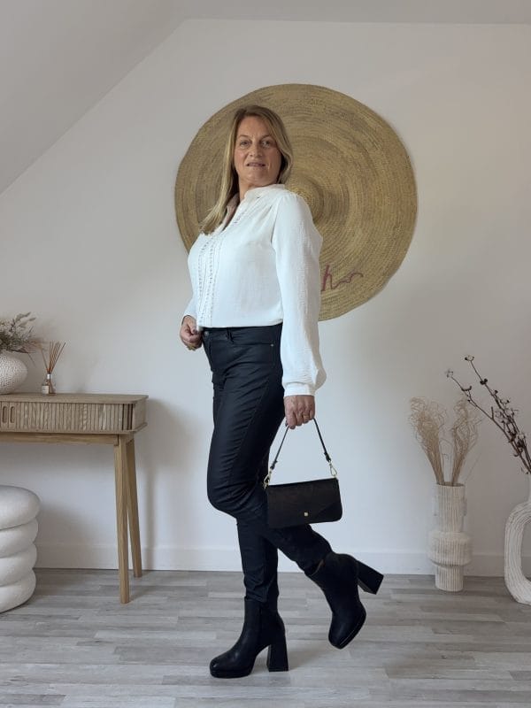 Le pantalon enduit qui donne du caractère à vos tenues