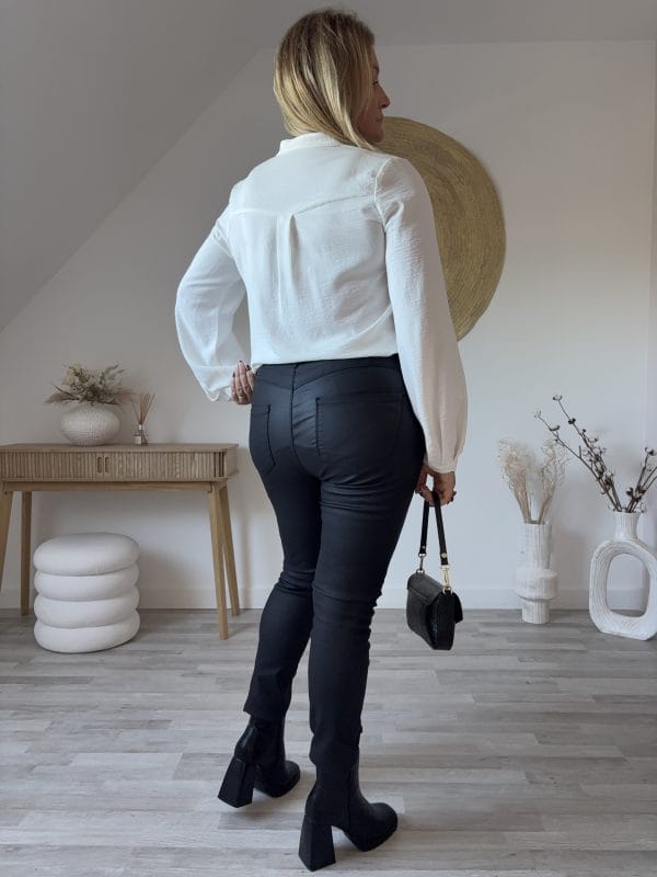 Le pantalon enduit qui donne du caractère à vos tenues