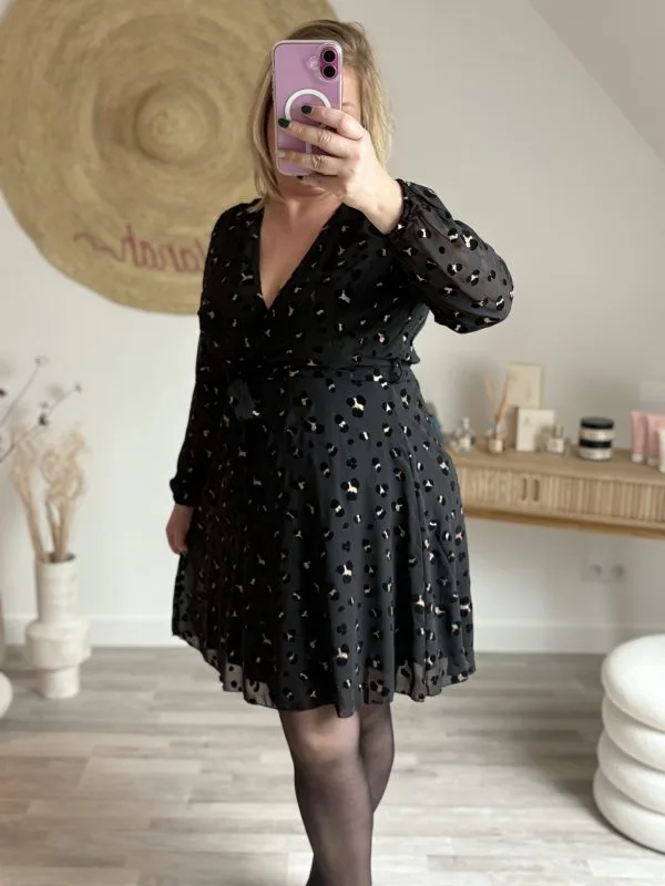 Robe Habillée Grande Taille : élégance léopard et reflets dorés