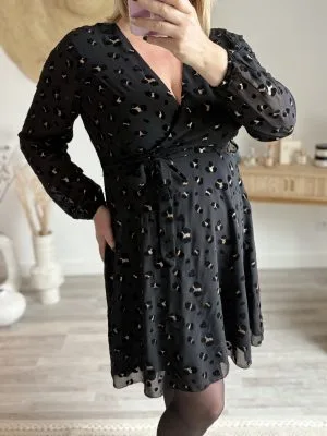 Robe Habillée Grande Taille : élégance léopard et reflets dorés