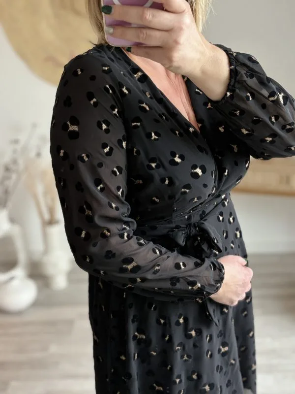 Robe Habillée Grande Taille : élégance léopard et reflets dorés