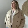 Trench court camel double boutonnage femme - vue de face - Le Showroom de Milanah