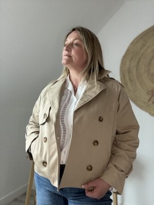 trench-court-camel-double-boutonnage-femme Trench court camel double boutonnage femme - vue de face - Le Showroom de Milanah