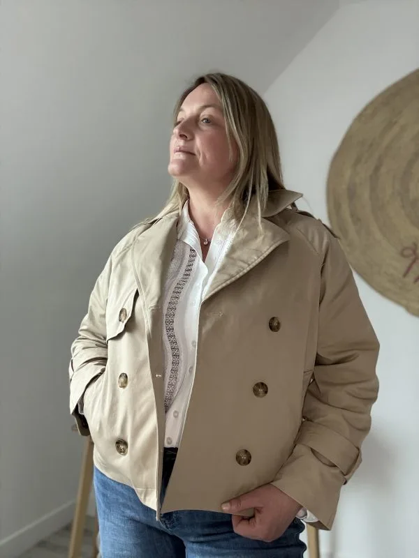 Trench court camel double boutonnage femme - vue de face - Le Showroom de Milanah